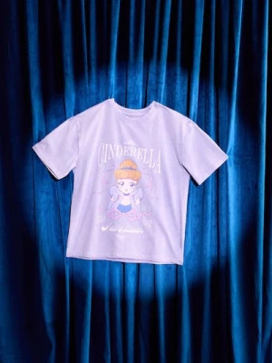 Sinsay - Bawełniana koszulka oversize z nadrukiem Cinderella - fioletowy