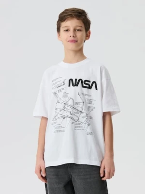 Sinsay - Bawełniana koszulka oversize z nadrukiem NASA - biały
