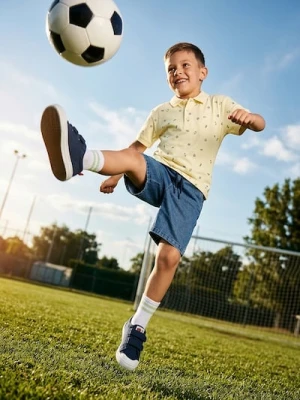 Sinsay - Bawełniana koszulka polo z motywem piłkarskim - kremowy