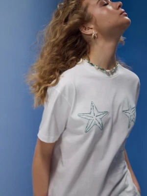 Sinsay - Bawełniana koszulka z haftem w kształcie gwiazd - kremowy
