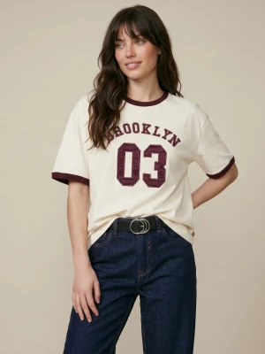 Sinsay - Bawełniana koszulka z haftowanym napisem Brooklyn - kremowy