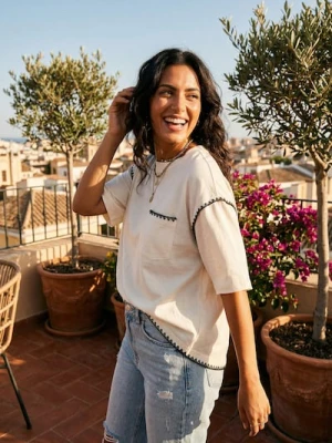 Sinsay - Bawełniana koszulka z kieszonką i kontrastową lamówką - kremowy