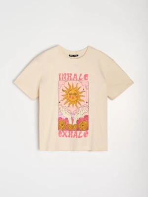 Sinsay - Bawełniana koszulka z nadrukiem - kremowy