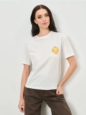 Sinsay - Bawełniana koszulka z nadrukiem wakacyjnym - kremowy