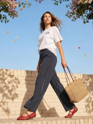 Sinsay - Bawełniana koszulka z nadrukiem wakacyjnym Lisbon - biały