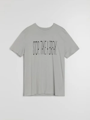 Sinsay - Bawełniana koszulka z napisem - szary