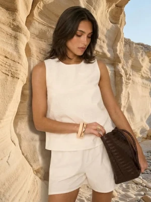 Sinsay - Bawełniana koszulowa bluzka bez rękawów z haftem - biały