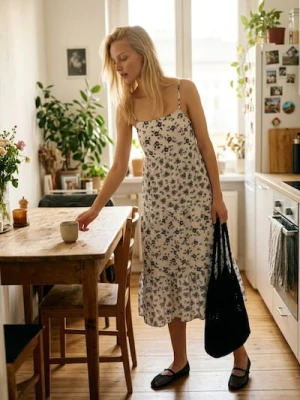 Sinsay - Bawełniana sukienka midi na ramiączkach w kwiatki - wielobarwny