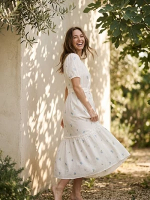 Sinsay - Bawełniana sukienka midi z haftowanymi kwiatami - wielobarwny