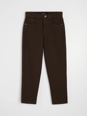 Sinsay - Bawełniane jeansy mom fit comfort - brązowy