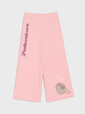 Sinsay - Bawełniane spodnie wide leg Pusheen the Cat - różowy