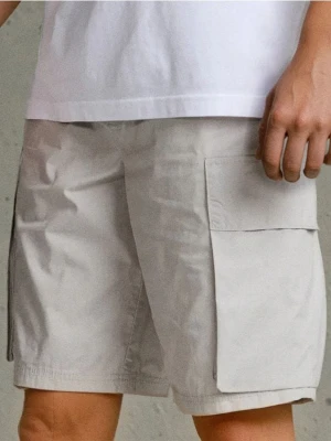 Sinsay - Bawełniane szorty cargo - kremowy