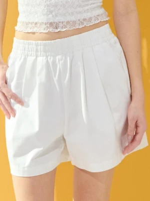 Sinsay - Bawełniane szorty z zakładkami - kremowy