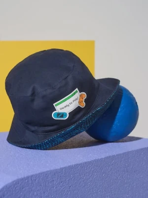 Sinsay - Bawełniany bucket hat z nadrukiem gamingowym - granatowy