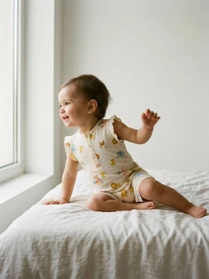 Zdjęcie produktu Sinsay - Bawełniany kombinezon z motywem safari - kremowy