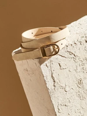 Sinsay - Beżowy pasek ze złotą klamrą - kremowy
