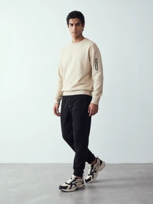 Sinsay - Bluza crewneck z kieszenią na rękawie - kremowy