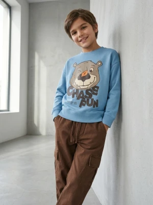 Sinsay - Bluza crewneck z nadrukiem misia z dzianiny fleece - niebieski