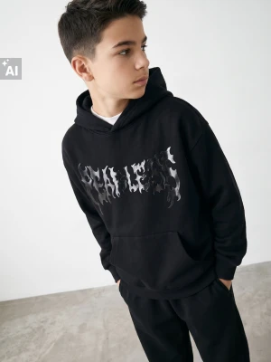 Sinsay - Bluza hoodie z metalicznym nadrukiem - czarny