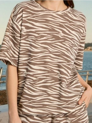 Sinsay - Bluza z krótkim rękawem w zeberkę - wielobarwny