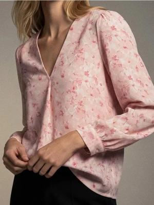 Sinsay - Bluzka koszulowa z dekoltem V w kwiaty z wiskozy - różowy