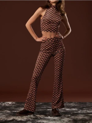 Sinsay - Bluzka typu crop z golfem i geometrycznym nadrukiem - brązowy