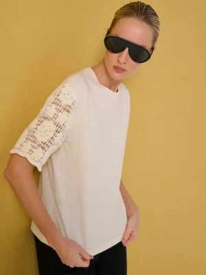 Sinsay - Bluzka z dekoracyjnym krótkim rękawem crochet - kremowy