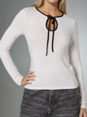 Sinsay - Bluzka z kontrastową lamówką i długimi rękawami - kremowy