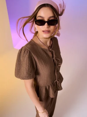 Sinsay - Bluzka ze strukturalnej tkaniny z ozdobnym wiązaniem - brązowy