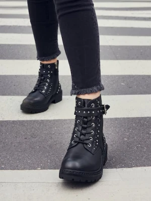 Sinsay - Botki z imitacji skóry - czarny