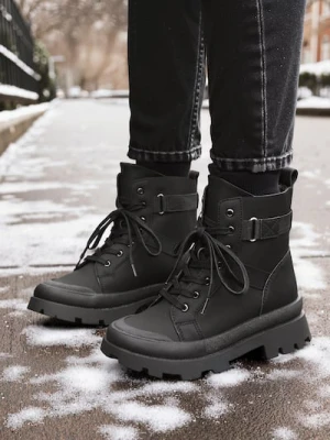 Sinsay - Botki z imitacji skóry - czarny