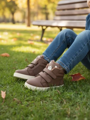 Sinsay - Botki zapinane na rzepy z językiem w kształcie misia - brązowy