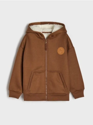 Sinsay - Cieplejsza bluza z kapturem z ozdobną naszywką - brązowy