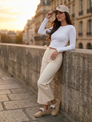 Sinsay - Czapka z daszkiem z haftowanym misiem - beżowy