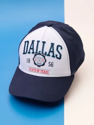 Sinsay - Czapka z daszkiem z haftowanym napisem - biały