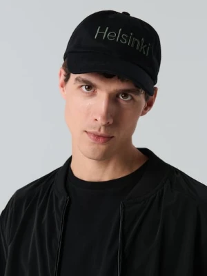 Sinsay - Czapka z daszkiem z haftowanym napisem - czarny