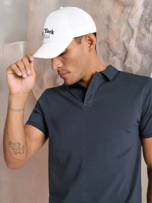 Sinsay - Czapka z daszkiem z haftowanym napisem - kremowy