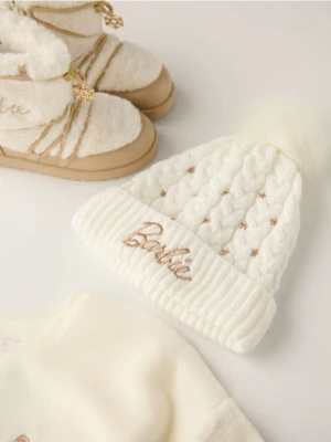 Sinsay - Czapka z pomponem i haftowanym napisem Barbie - kremowy