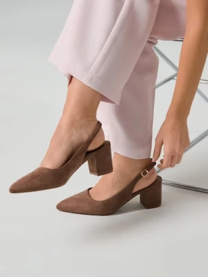 Sinsay - Czółenka na obcasie z odkrytą piętą i wkładką z domieszką skóry - brązowy