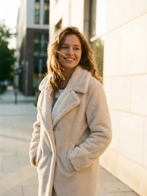 Sinsay - Długi płaszcz ze sztucznym futerkiem - kremowy