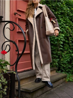 Sinsay - Długi płaszcz z imitacji skóry - brązowy