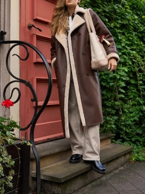 Sinsay - Długi płaszcz z imitacji skóry - brązowy