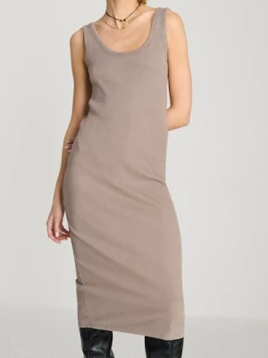 Sinsay - Dopasowana dzianinowa sukienka midi z efektem sprania - beżowy