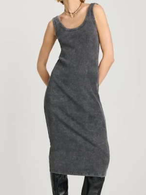 Sinsay - Dopasowana dzianinowa sukienka midi z efektem sprania - szary