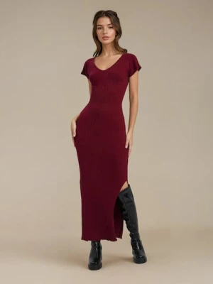 Sinsay - Dopasowana dzianinowa sukienka midi z wiskozą - bordowy