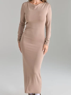 Sinsay - Dopasowana sukienka midi z drapowanym dekoltem - beżowy