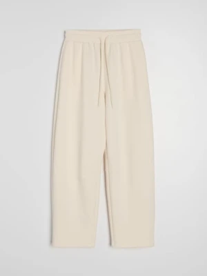 Sinsay - Dresowe spodnie barrel z dzianiny scuba - kremowy