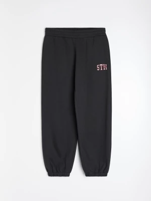 Sinsay - Dresowe spodnie jogger z haftowanym napisem 5th Avenue - czarny