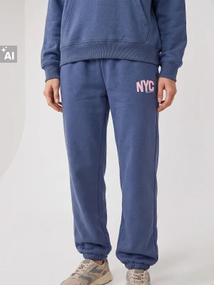 Sinsay - Dresowe spodnie jogger z haftowanym napisem NYC - granatowy