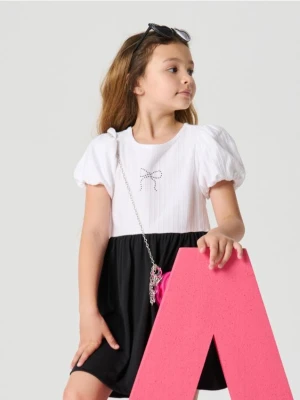 Sinsay - Dwukolorowa sukienka z bufkami i ozdobną kokardką - czarny